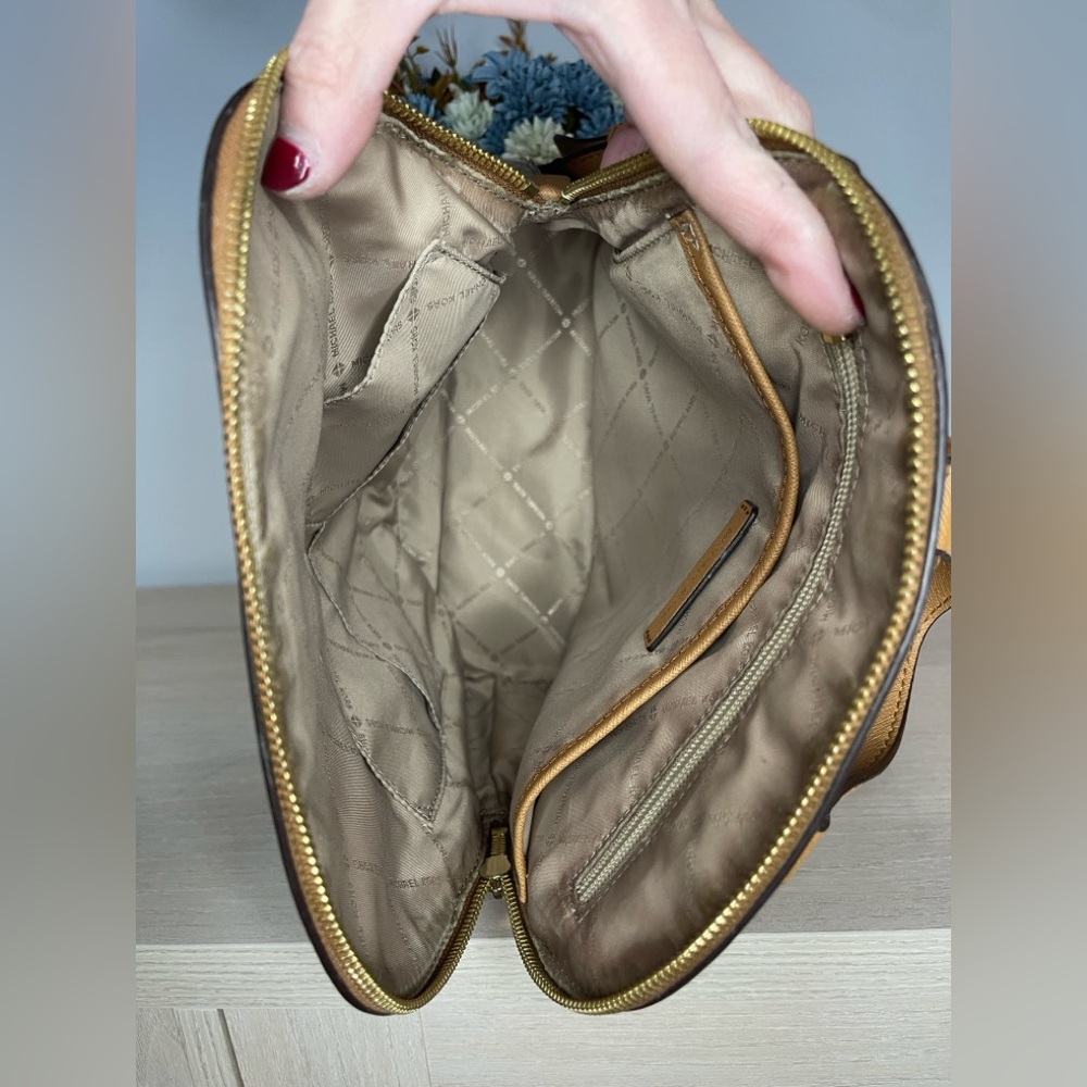 Backpack - Picture 4 of 5
